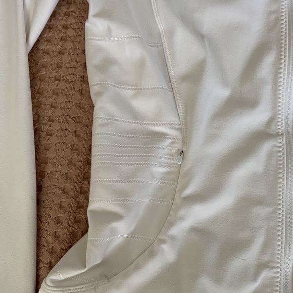 Lululemon jacket. Size 8 - Picture 3 of 6